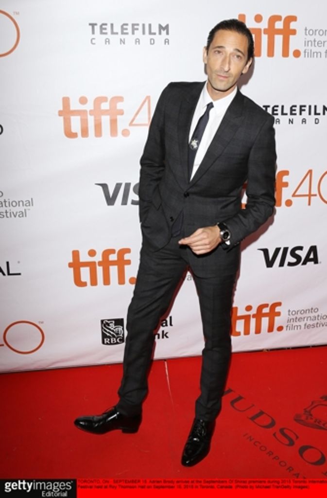 Ihn hingegen sieht man gewohnt als Schauspieler in „Septembers of Shiraz“: Adrien Brody.