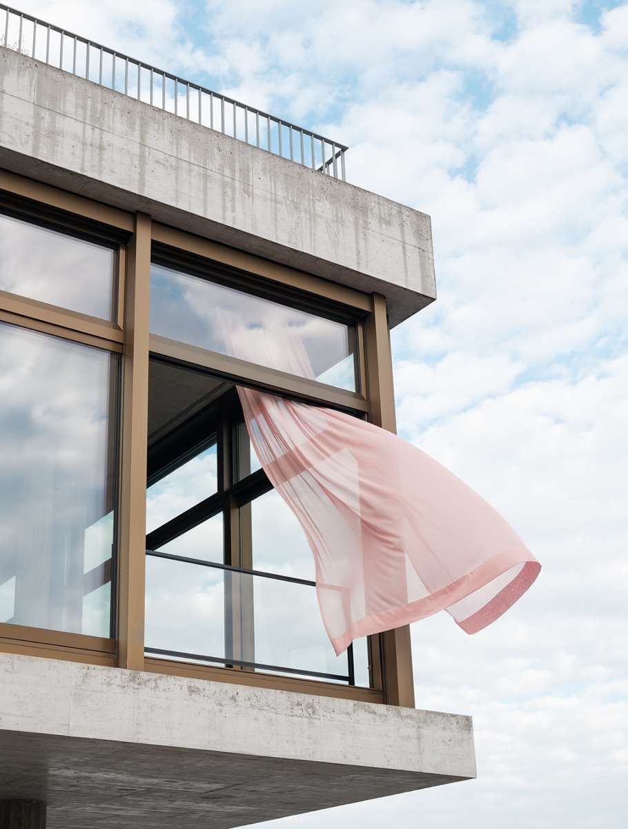 Vorhänge sind Verwandlungskünstler. Wie der transluzente Dekostoff „Utra Plus“ von Zimmer & Rohde verleihen sie selbst moderner Architektur eine angenehme Leichtigkeit.