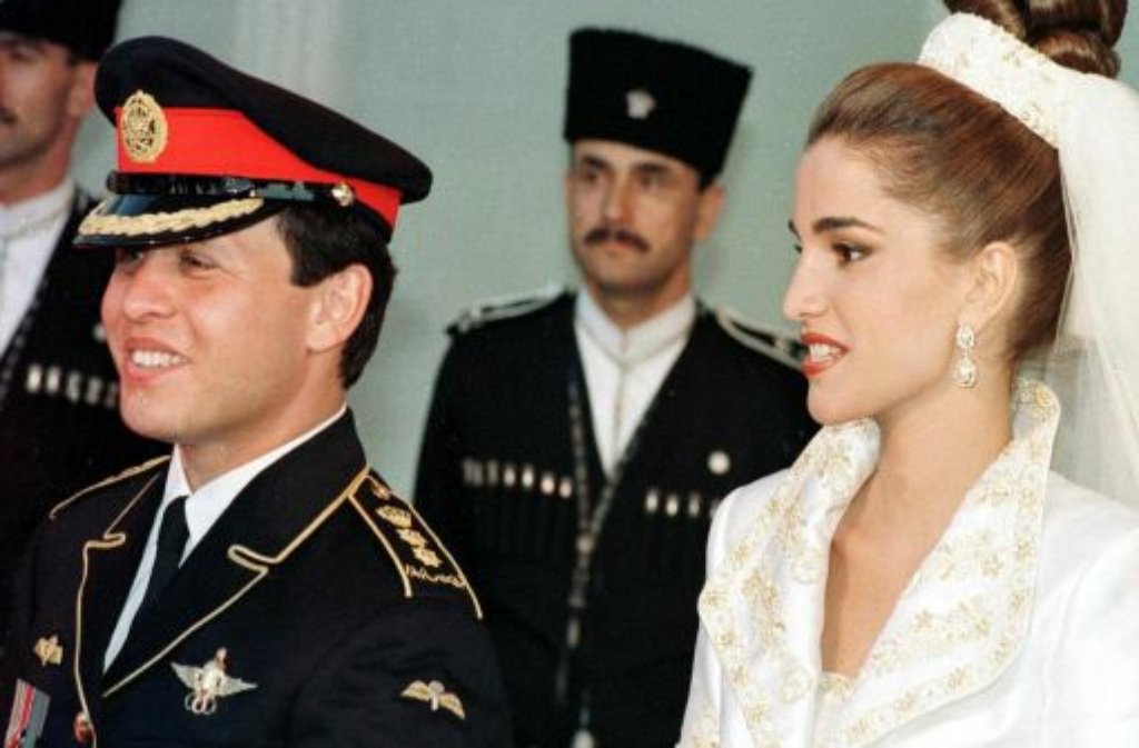 Juni 1993: Auf einem Bankett erobert die schöne Palästinenserin Rania das Herz des jordanischen Prinzen Abdullah. In Jordanien wird Rania von strenggläubigen Muslimen kritisch beäugt, weil sich die Königin für die Gleichberechtigung der Frau einsetzt.