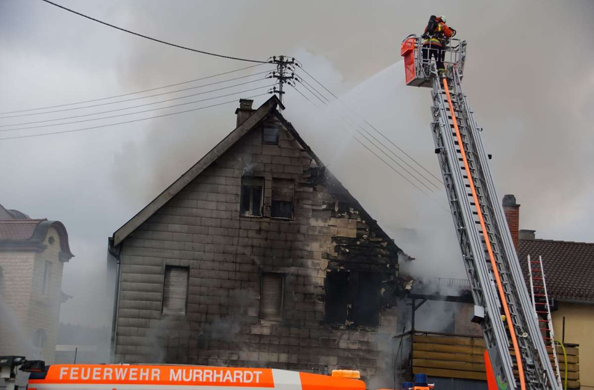 Das Feuer hatte am Montagnachmittag zwei Häuser schwer beschädigt. Foto: SDMG/ Hemmann