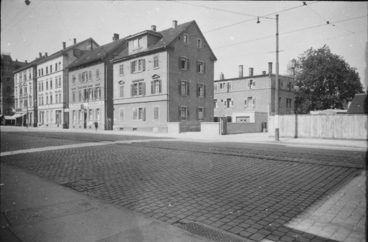 Der weitere Verlauf dieser Straßenseite der Neckarstraße hat seit 1942 arg gelitten. Wo diese Häuser stehen, hat das Rote Kreuz heute sein Parkhaus.