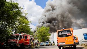 Großbrand in Berlin-Lichterfelde: Halle in  in Vollbrand - Gebäudeteile eingestürzt