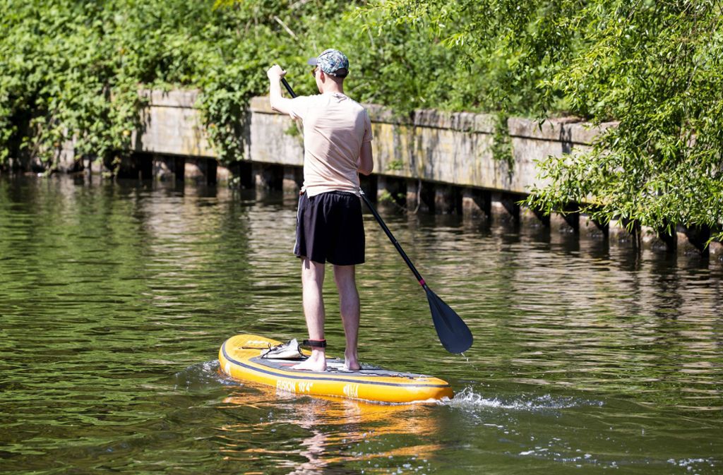 Ab aufs Wasser: Ob mit Stand-up-Paddleboard, Kanu oder Kajak ist bei den sommerlichen Temperaturen völlig egal.