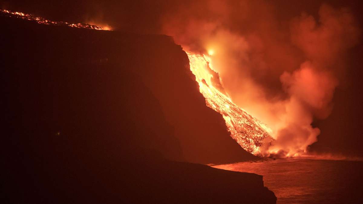 La Palma: Vulkan-Lava erreicht Meer  –  Warnung vor giftigen Gasen