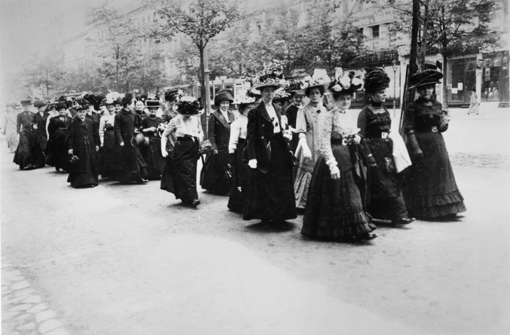 Am 12. Mai 1912 demonstrieren Frauen in Berlin für das Frauenwahlrecht. Foto: epd