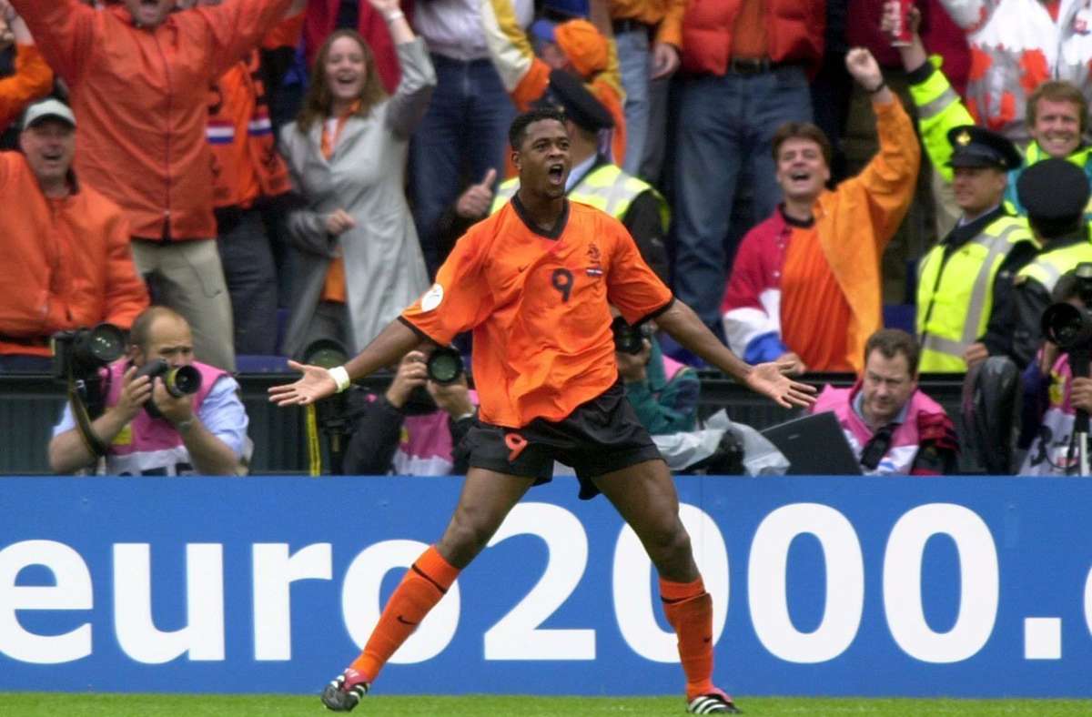 Patrick Kluivert (Foto) erzielte bei der EM 2000 wie auch Savo Milosevic (Jugoslawien) fünf Tore, der Niederländer schied aber mit seinem Team im Halbfinale gegen Italien in Amsterdam aus.