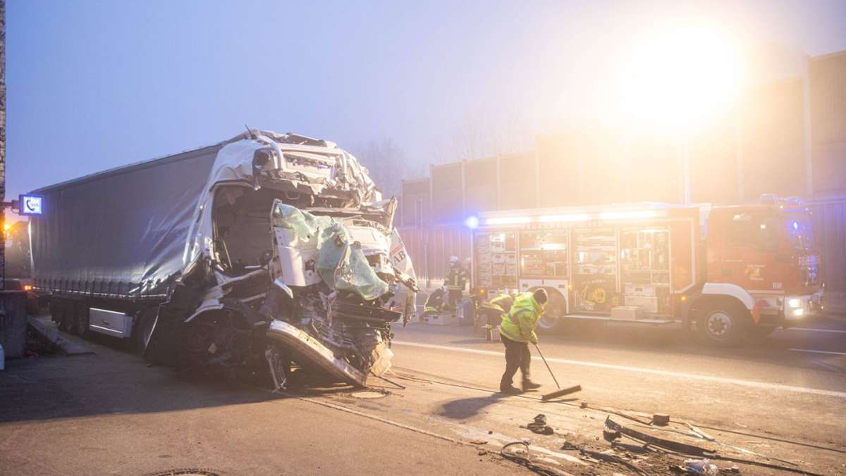  Nach dem tödlichen Unfall auf der A8 bei Gruibingen ist die Vollsperrung am frühen Donnerstagmorgen aufgehoben worden. Das teilte die Polizei mit. 