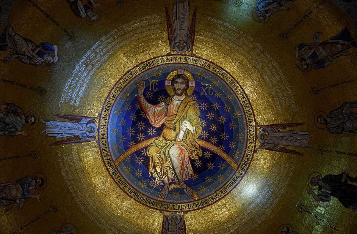 Zentral in der Kuppel: Christus als Weltenherrscher