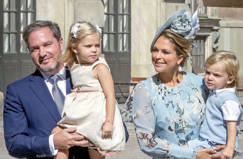 Semmelblonde Schwedenkinder: Prinzessin Madeleine mit ihrem Mann Chris O’Neill mit ihrer Tochter Leonore und Söhnchen Nicolas. Von der Anfang März geborenen Adrienne steht ein offizielles Foto noch aus.