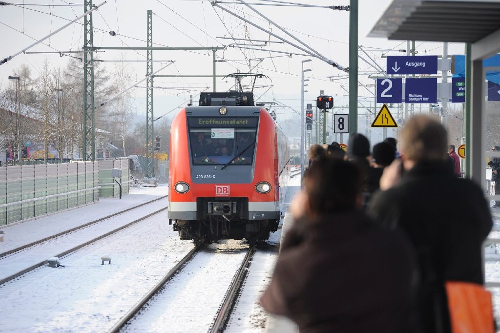 Die Region bekommt neue S-Bahnlinien: Am 8. Dezember werden die S-Bahnlinien S4 und S60 feierlich eingeweiht. Die S60 fährt bereits seit Juni 2010 zwischen Böblingen und Maichingen, führt jetzt aber auch über Renningen bis zur Schwabstraße in der Landeshauptstadt. Die S4 fuhr bisher von der Schwabstraße bis nach Marbach. Fahrgäste haben zukünftig die Möglichkeit, in Backnang unter anderem in die S3 umzusteigen.
