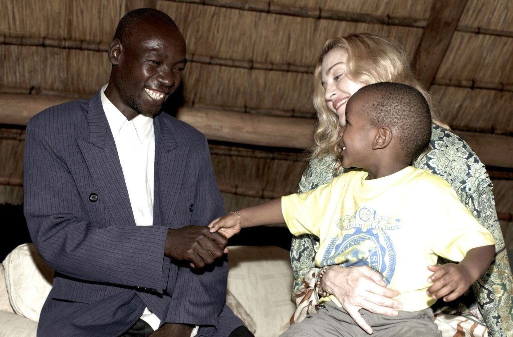 2009 treffen Madonna und David auf den leiblichen Vater von David, Yohane Banda. Die Sängerin ist in Malawi nicht unumstritten: 2013 ging die Regierung der damaligen Präsidentin Joyce Banda zu Madonna auf Distanz, weil sich der Superstar allzu sehr als Wohltäterin inszeniert habe.