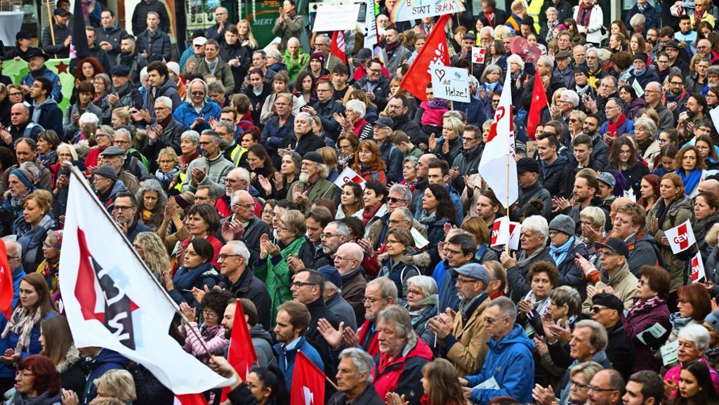  In Schorndorf demonstrieren am Samstag rund 1500 Menschen friedlich gegen Fremdenfeindlichkeit und Rechtsextremismus. Der Oberbürgermeister plädiert für ein starkes Europa. 