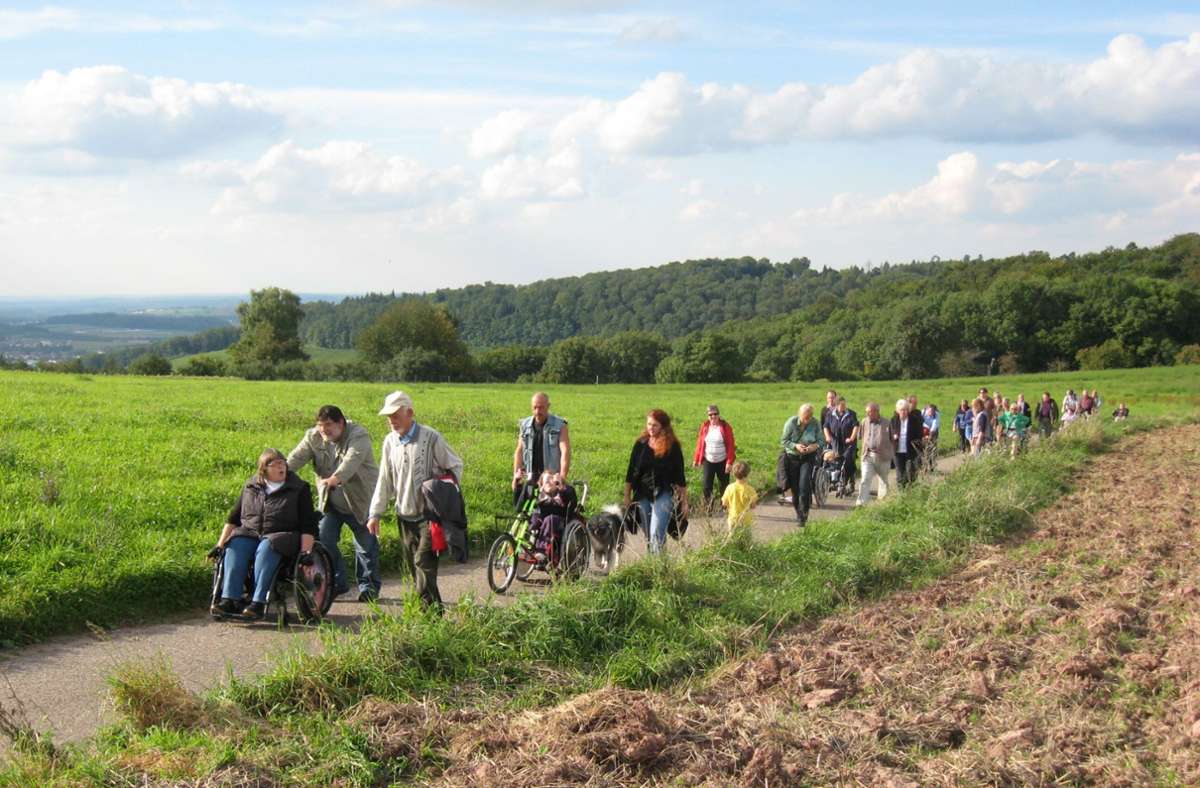 Inklusion, hier eine Wanderung mit Rollstuhlfahrern, wird beim Deutschen Wandertag 2022 groß geschrieben
