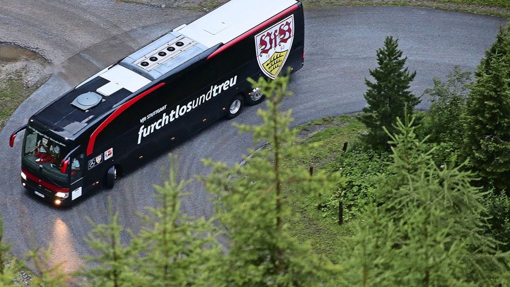 VfB-Bus hat Reifenpanne: Fans und Profis helfen beim Wechseln