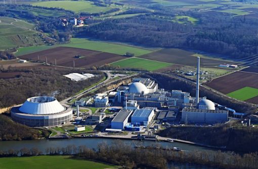 Stein des Anstoßes: Das Atomkraftwerk Neckarwestheim – die EnBW und das Landratsam verbieten die Abschaltkundgebung mit Festcharakter. Foto: Werner Kuhnle