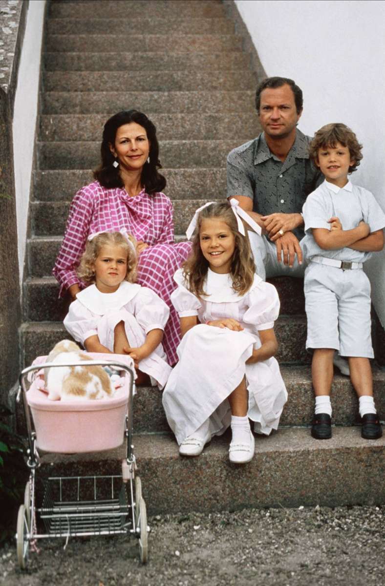Gut, dass die 1980er Jahre wieder voll en vogue sind: Schwedens Kronprinzessin Victoria in einem typischen Kinderkleid der Epoche mit großem weißem Kragen.