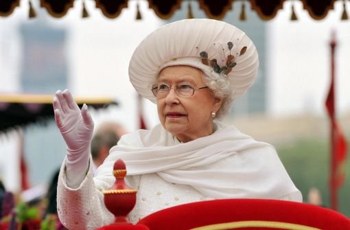 Großbritannien: Königin Elizabeth II. zeigt trotz ihres stolzen Alters von 86 Jahren keine Anzeichen von Amtsmüdigkeit. Sie ist so populär wie nie zuvor. Im vergangenen Jahr feierte sie unermüdlich ihr Diamantenes Thronjubiläum, 2013 freut sie sich auf einen weiteren Urenkel. Foto: dpa