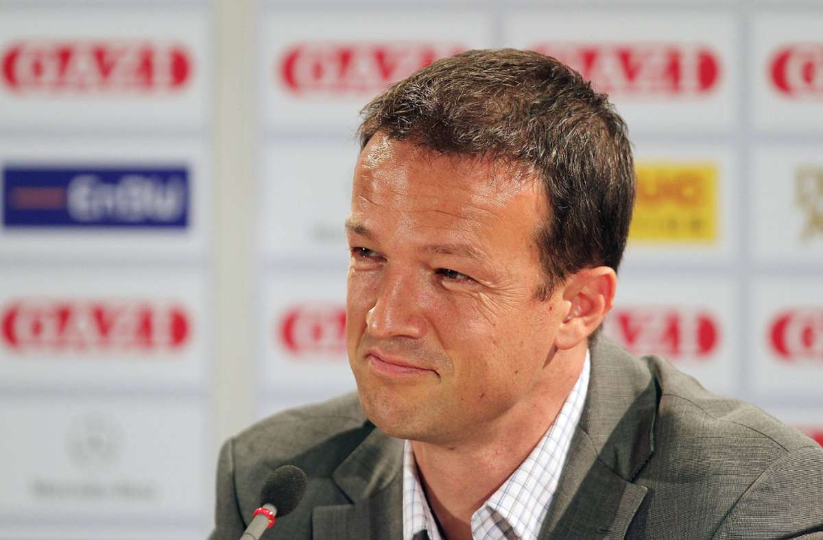 Heldts Nachfolger als Sportdirektor wird im Sommer 2010 der frühere VfB-Profi Fredi Bobic, der zuvor beim bulgarischen FC Tschernomorez Burgas als Geschäftsführer tätig war.
