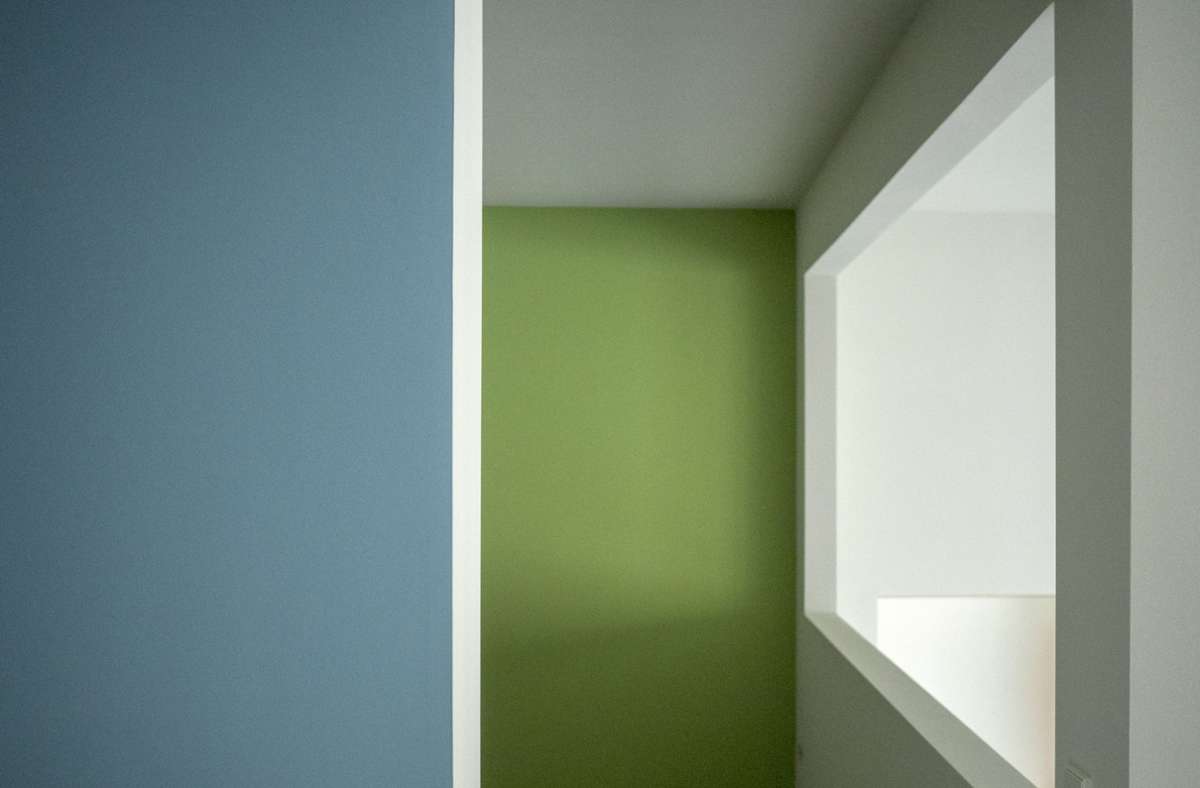In den Schlaf- und Kinderzimmern auf dem Podest hat Innenarchitekt Felix Becker bei einzelnen Wänden auf kräftige Farben gesetzt.