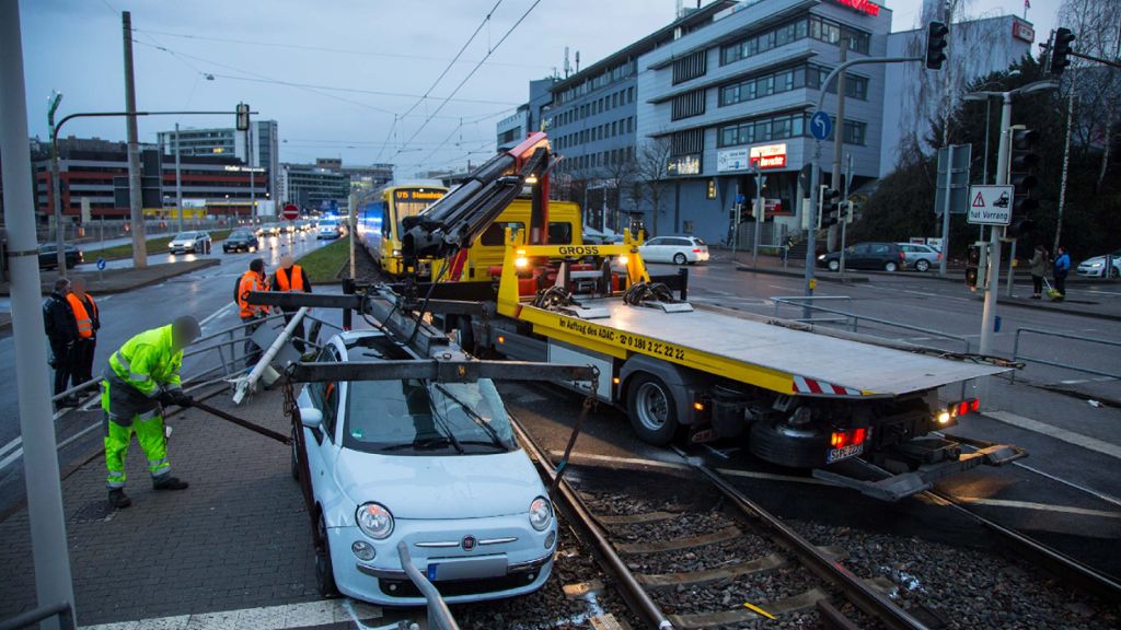 Unfall in Zuffenhausen: Auto rammt Stadtbahn beim Abbiegen