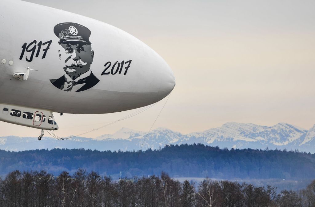 Der Zeppelin NT setzt auf dem Bodensee-Airport zur Landung an – im Hintergrund die Schweizer Alpen.