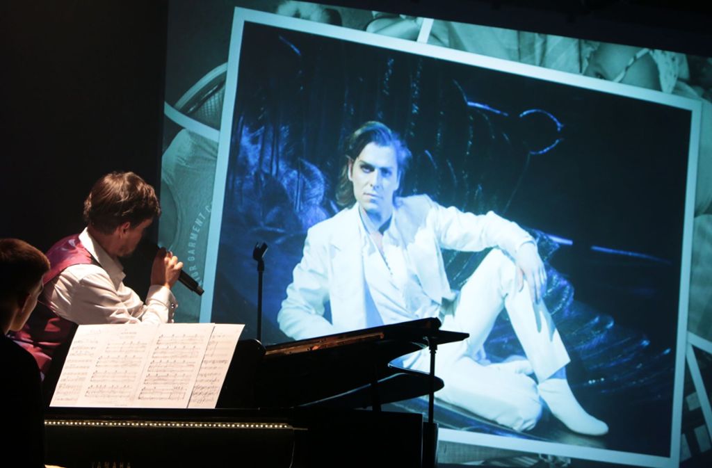 Musicalstar Felix Martin zeigt bei seinem Jubiläumskonzerte Fotos seiner Karriere.