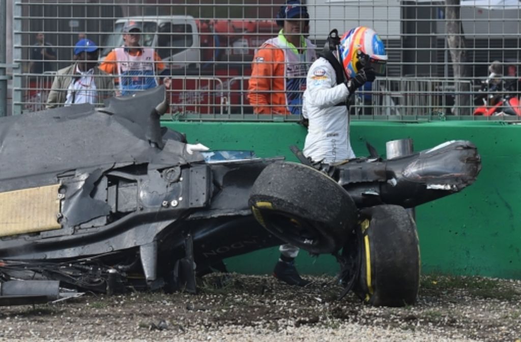 Fernando Alonso (Team McLaren) entsteigt am Sonntag seinem völlig zerstörten Rennauto. Beim Formel-1-Auftkat in Melbourne kollidierte er mit Esteban Gutierrez (Team Haas). Weitere Eindrücke vom Rennen zeigt die Fotostrecke.