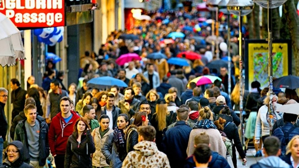  Mehr als 200 000 Menschen sind bei der langen Einkaufsnacht am Samstag in die Stuttgarter Innenstadt geströmt. Die Händler ziehen ein positives Fazit der Veranstaltung – und verzeichnen ein deutliches Umsatzplus. 