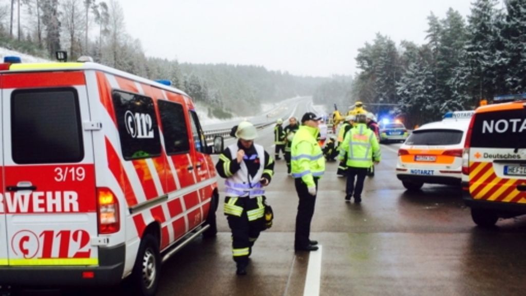  Nach dem schweren Busunglück in Osthessen mit vier Toten und rund 40 Verletzten sind mittlerweile die meisten nach Hause zurückgekehrt. 13 Schwerverletzte liegen aber nach wie vor im Krankenhaus. Die Untersuchungen an den Unfallfahrzeugen geht weiter. 