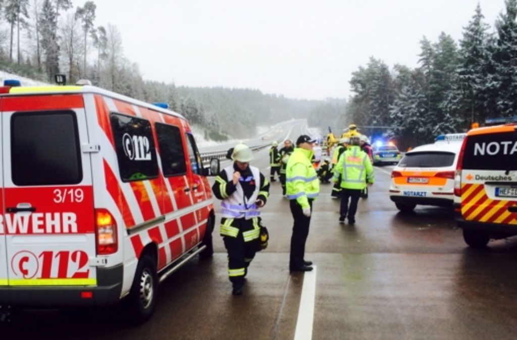 Nach dem schweren Busunglück in Osthessen mit vier Toten und rund 40 Verletzten sind mittlerweile die meisten Fahrgäste nach Hause zurückgekehrt.  Foto: dpa