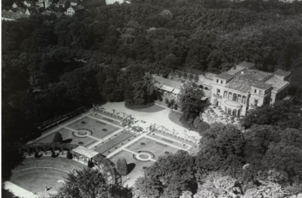 Dieses Bild zeigt den streng geometrisch geformten westlichen Park mit einem See etwa im Jahr 1920.