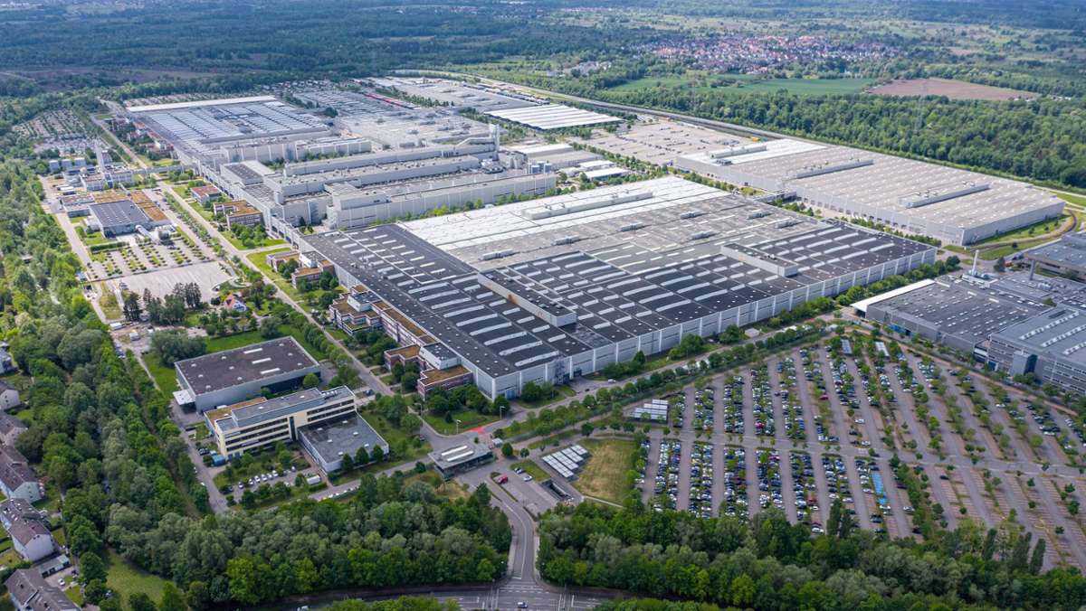  Im Rastatter Mercedes-Benz-Werk wird es in der kommenden Woche zu Kurzarbeit kommen, wie eine Sprecherin mitteilte. Grund ist der Mangel an elektronischen Bauteilen. 