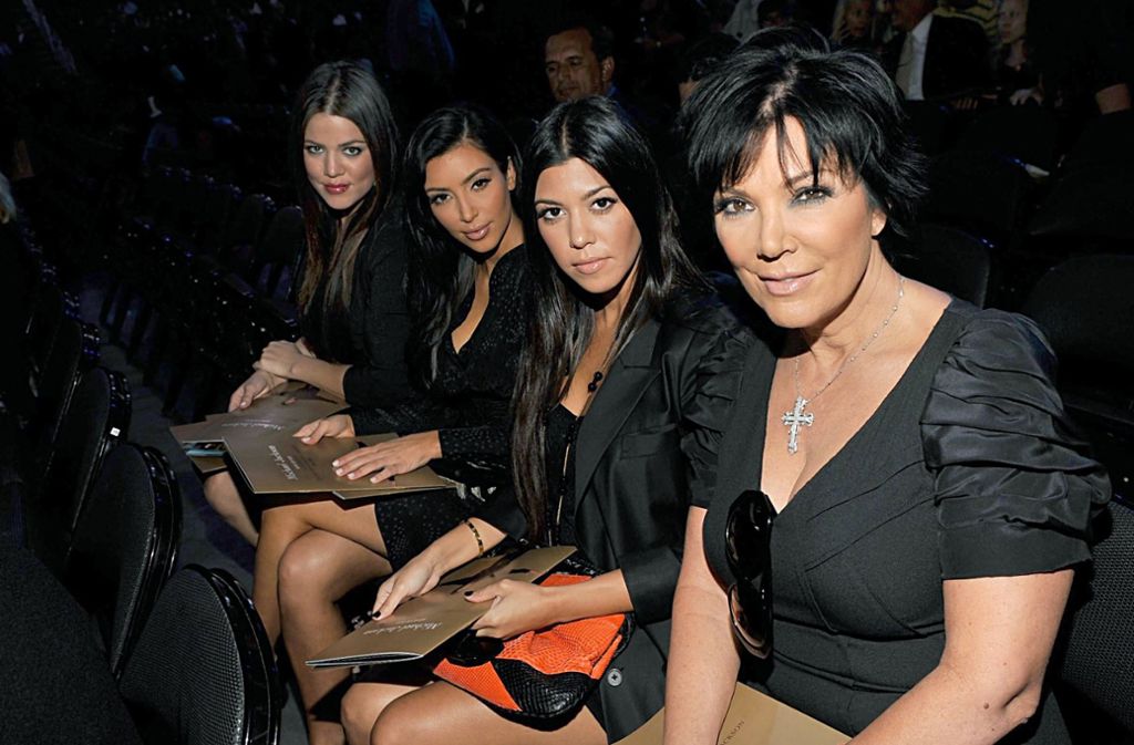 Schlaue Influencer werben gleich für ihre eigenen Produkte. Kylie Jenner (153 Millionen Follower), Teil des Kardashian-Klans (Foto) aus den USA, vermeldet im März 2019 ihre erste Milliarde auf dem Konto. Es ist ein wohliger Nebeneffekt dieser Influencerei.