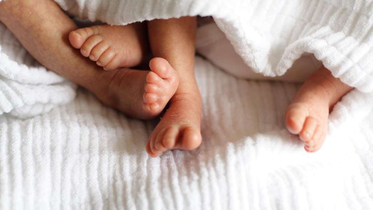  Aufgrund der modernen Reproduktionsmedizin und eines durchschnittlich höheren Alters der Mütter im Südwesten ist der Anteil der Zwillinge an den Neugeborenen gewachsen. 