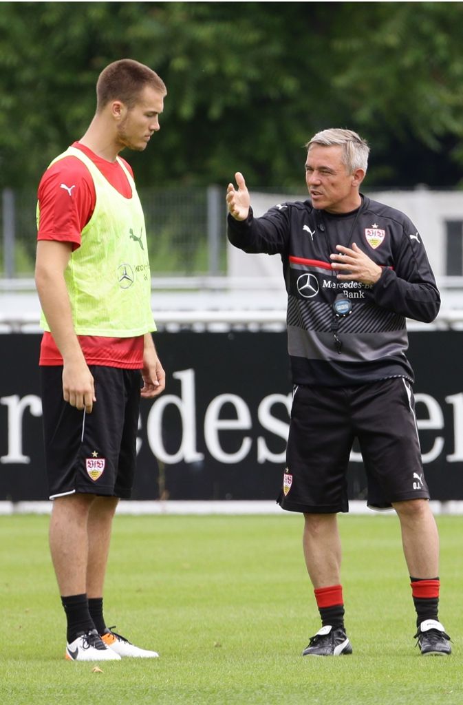 Co-Trainer Olaf Janßen spricht mit Toni Sunjic.
