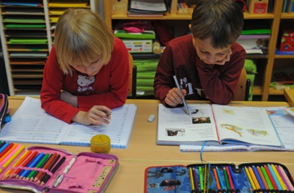 Grundschüler in Baden-Württemberg werden auch weiterhin die Schreibschrift lernen müssen. Foto: dpa