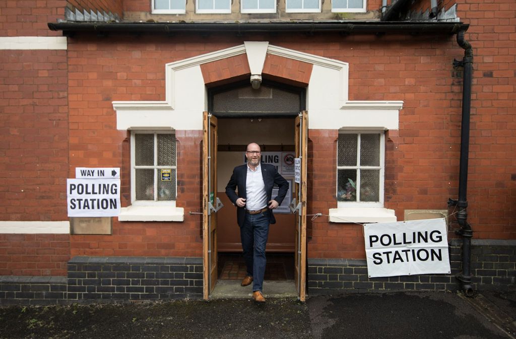 Auch er gehört zu den Top-Protagonisten dieser Wahl: Der britische UKIP-Chef Paul Nuttall vor einem Wahllokal in Congleton.