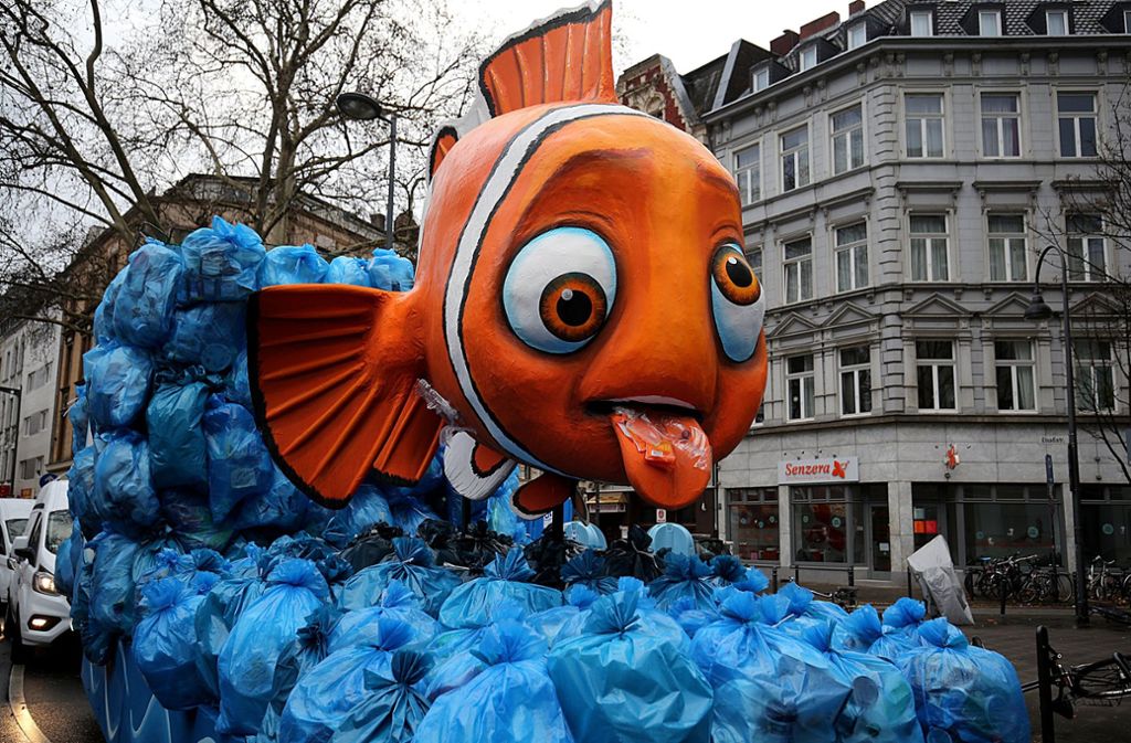 Clownfisch „Nemo“ erstickt am Plastikmüll in den Meeren.