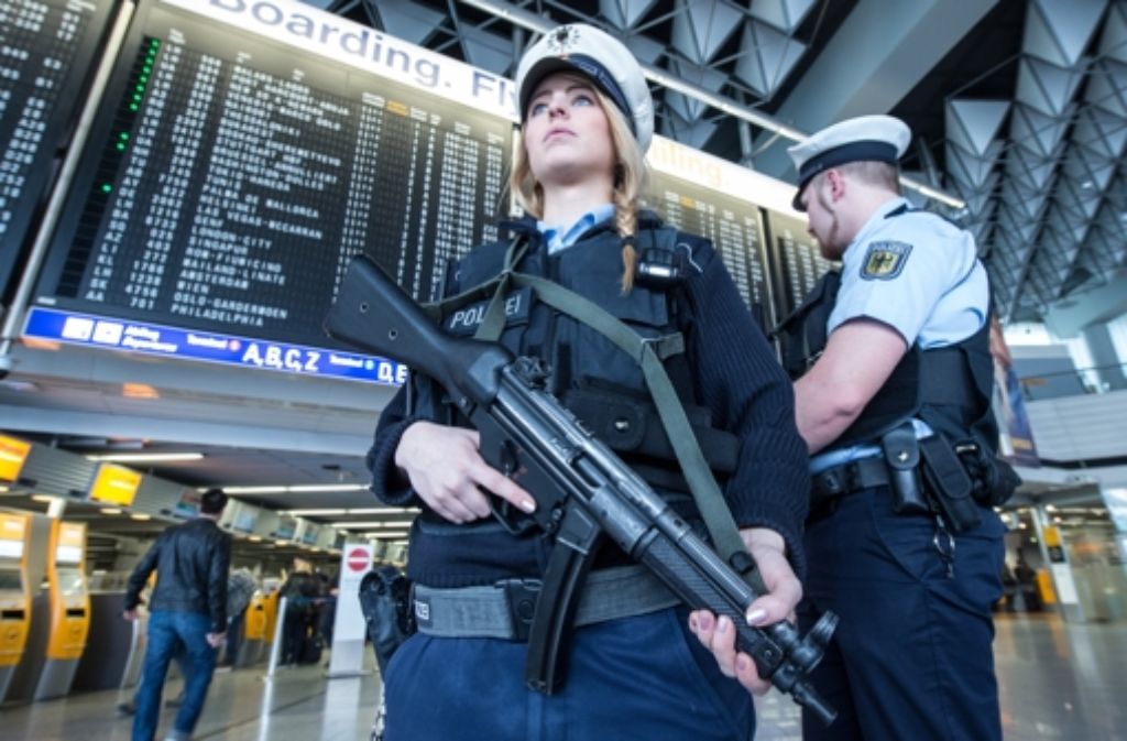 Am Frankfurter Flughafen wurden die Sicherheitsmaßnahmen massiv verschärft und die Bundespolizei trägt schwere Bewaffnung.