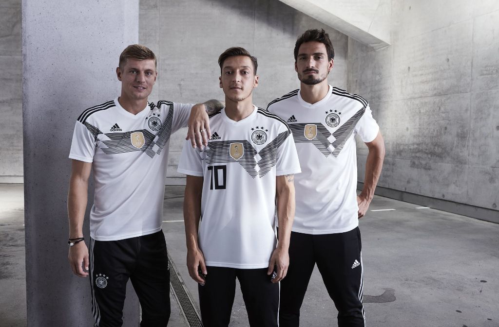 Toni Kroos, Mesut Özil und Mats Hummels (v. li.) im neuen Outift der Nationalmannschaft.