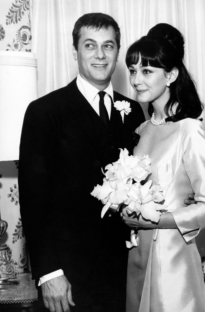 Schauspieler Christine Kaufmann und Tony Curtis, aufgenommen am 8. Februar 1963 nach ihrer Hochzeit in den USA.