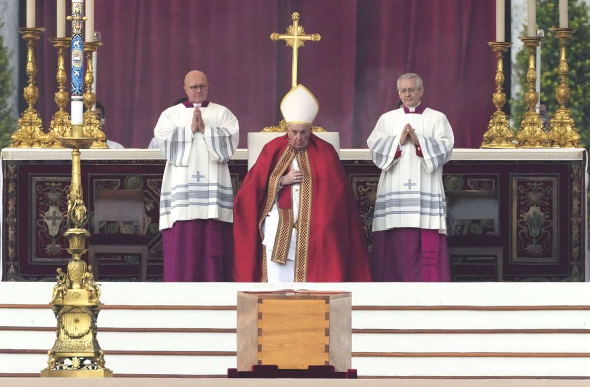 Papst Franziskus hält das Requiem für seinen verstorbenen Vorgänger.