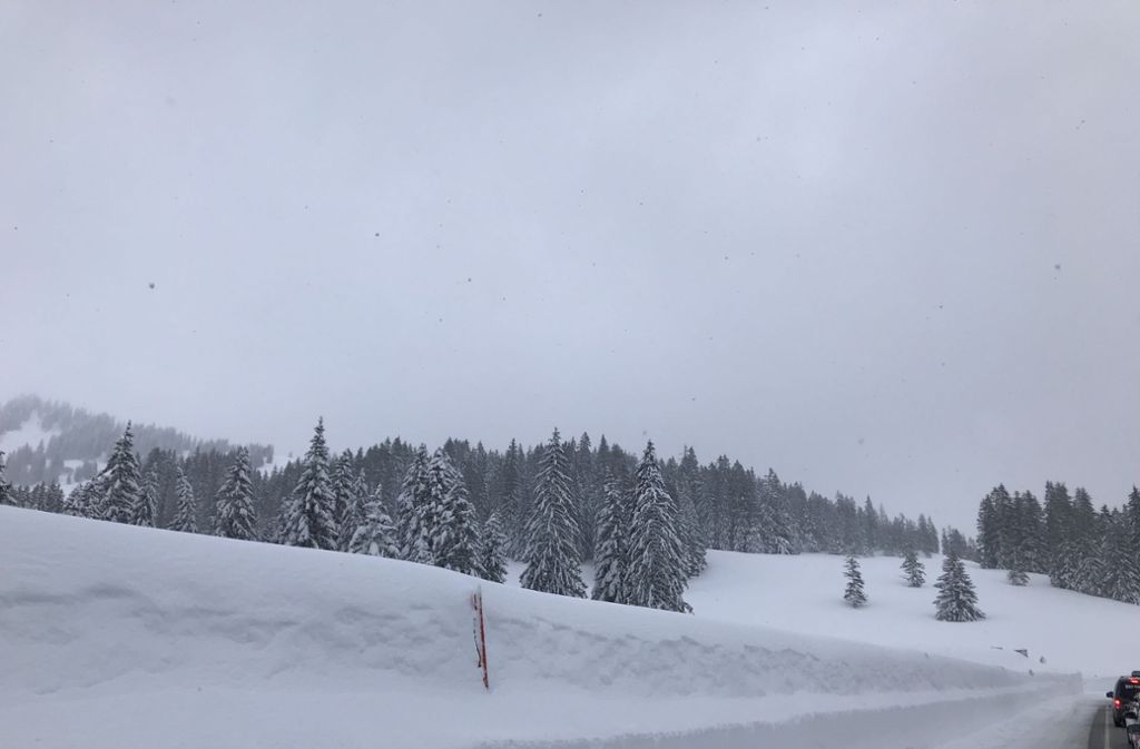 Alle Autos mit Schneeketten durften am Montag schließlich im Konvoi den Wintersportort ...