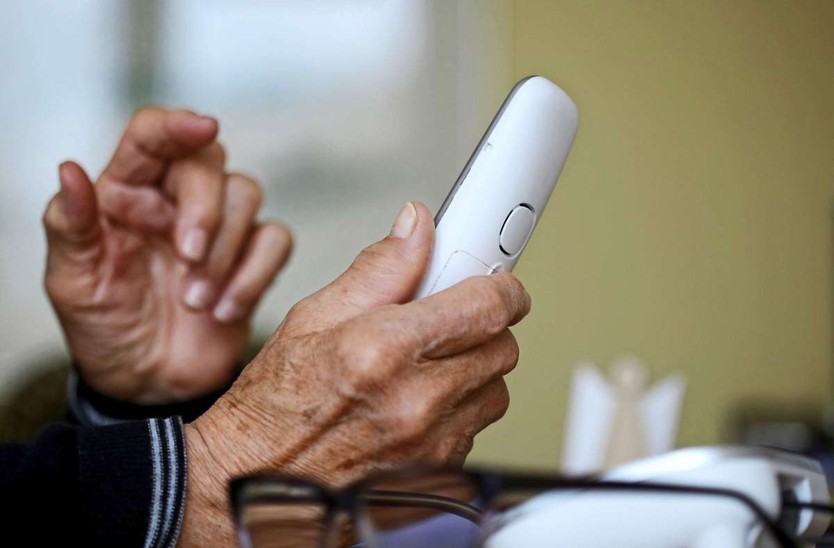 Telefonbetrüger suchen sich gezielt Senioren aus.