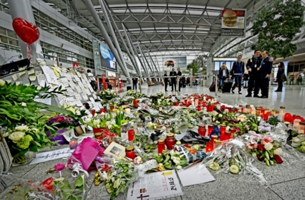 Kerzen und Blumen am Düsseldorfer Flughafen erinnern am Dienstag an die 150 Toten der Flugzeugkatastrophe.