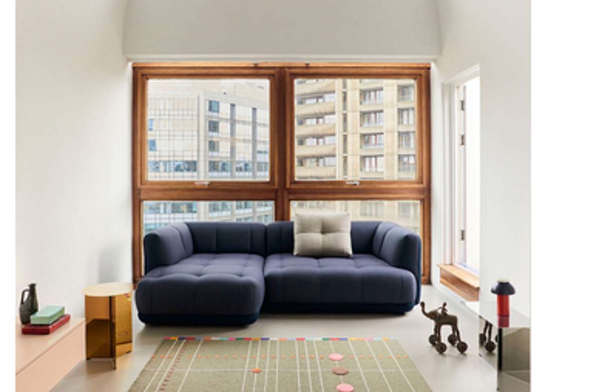 Auch der dänische Hersteller Hay setzt auf mollig runde Formen bei der Wohnzimmereinrichtung – siehe das Sofa „Quilton“.
