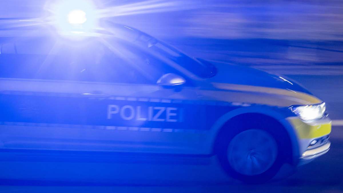  Ein unbekannter Autofahrer hat bei Walldorf offenbar einen Streifenwagen von der Fahrbahn gedrängt. Die Beamten stießen in der Folge mit einem Auto zusammen. 