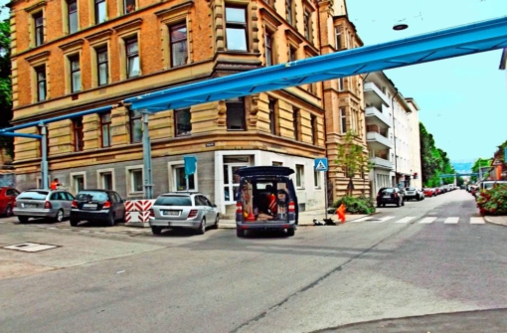 Im Bereich Urbanstraße/Sängerstaffel wird Wasser aus den blauen Rohren  in den Gully am Zebrastreifen abgelassen. Foto: StZ