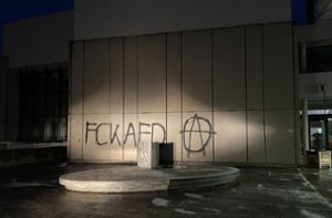 Unbekannte sprühen AfD-Schmähung an Sindelfinger Rathaus