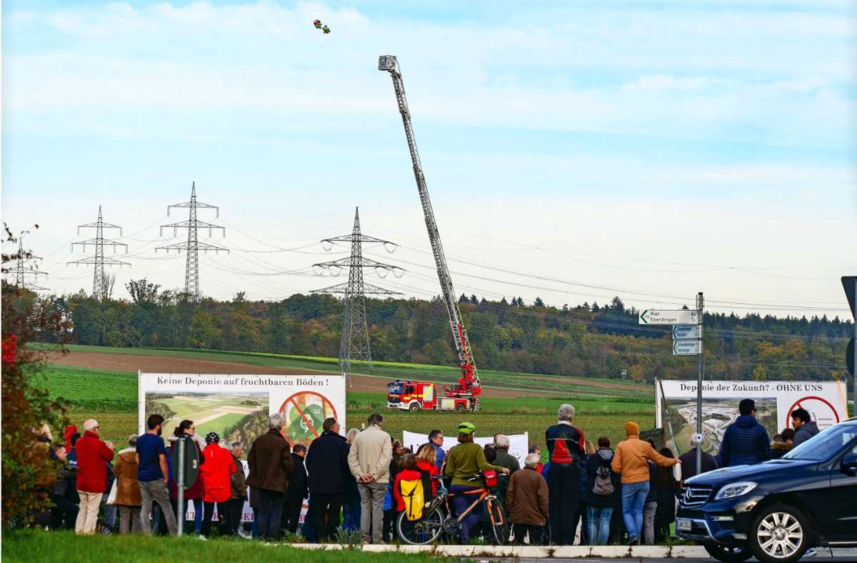 Die Hemminger hatten die Höhe der Deponie mittels eines Leiterwagens der Feuerwehr simuliert. Foto: Simon Granville